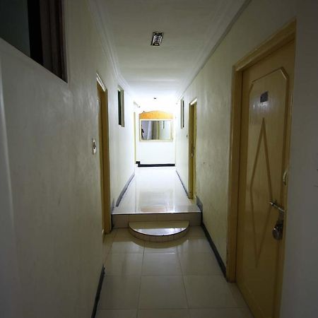 Oyo Hotel Blue Diamond Ахмедабад Экстерьер фото
