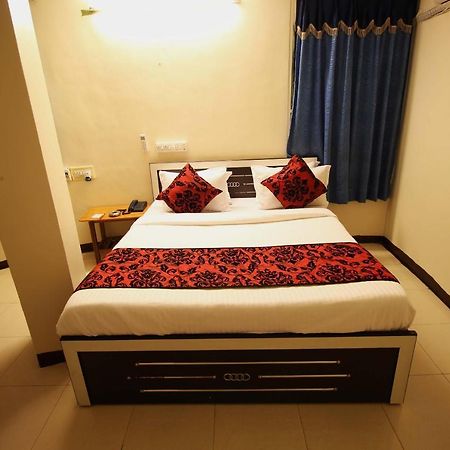Oyo Hotel Blue Diamond Ахмедабад Экстерьер фото