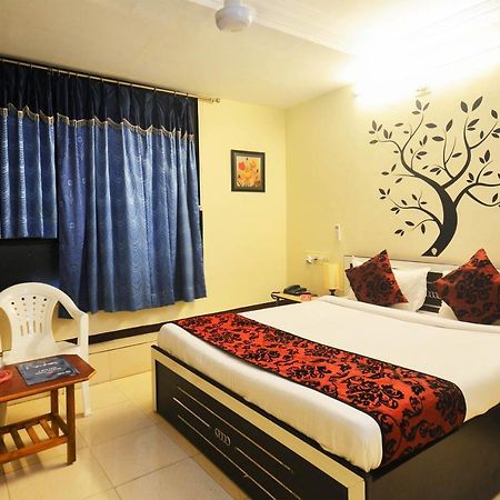 Oyo Hotel Blue Diamond Ахмедабад Экстерьер фото