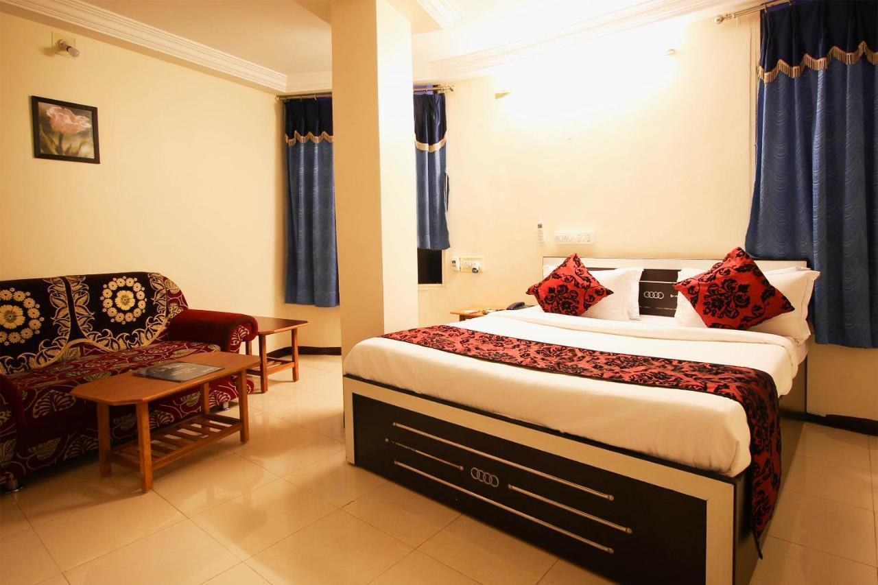 Oyo Hotel Blue Diamond Ахмедабад Экстерьер фото