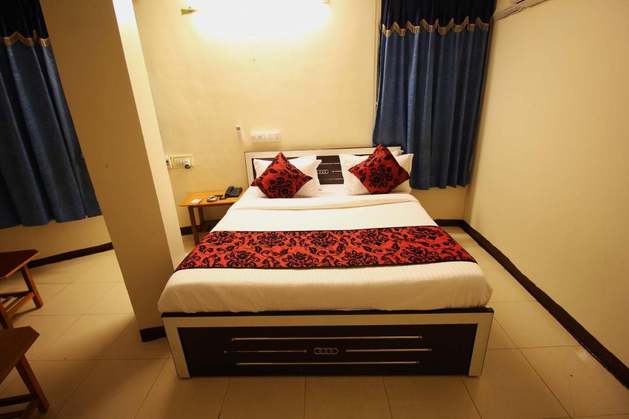 Oyo Hotel Blue Diamond Ахмедабад Экстерьер фото