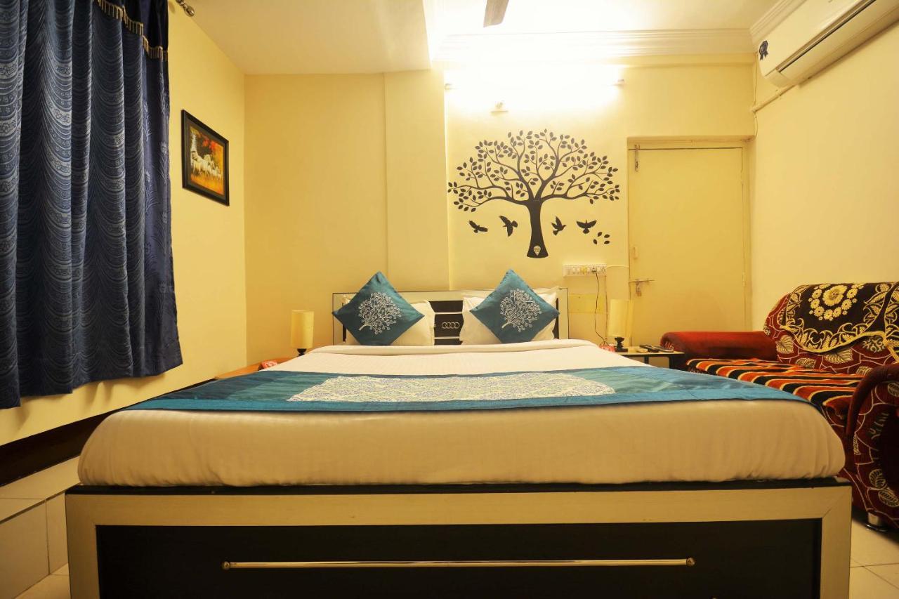 Oyo Hotel Blue Diamond Ахмедабад Экстерьер фото