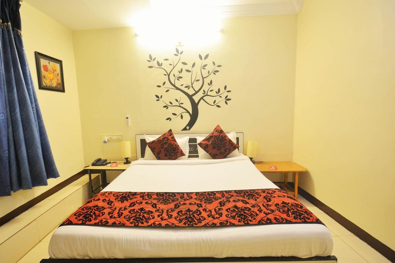 Oyo Hotel Blue Diamond Ахмедабад Экстерьер фото