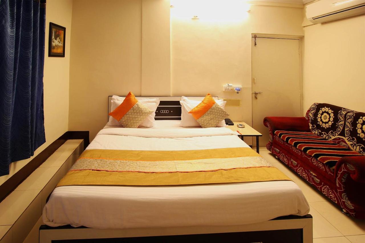 Oyo Hotel Blue Diamond Ахмедабад Экстерьер фото